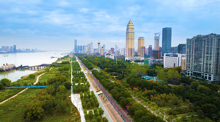 飞阅中国鸟瞰汉口江滩武汉市民的亲江绿带