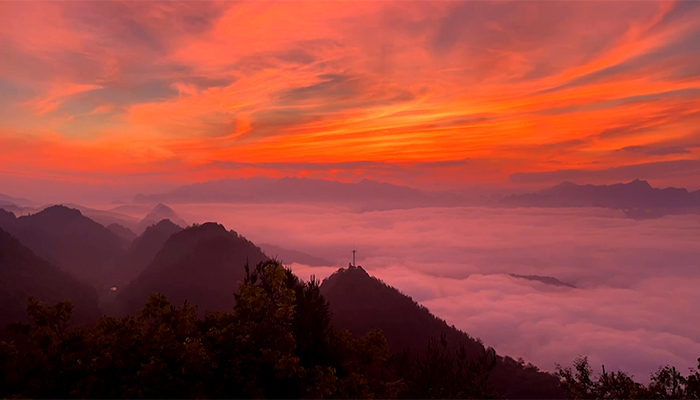 随无人机镜头看湖北鹤峰毛竹山晨间风云