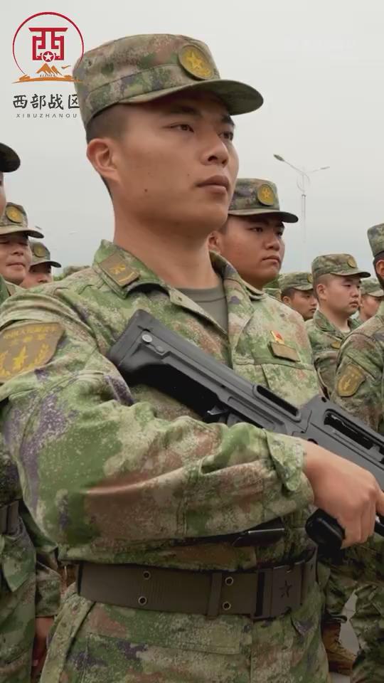 荣耀时刻火箭军新兵授枪大场面