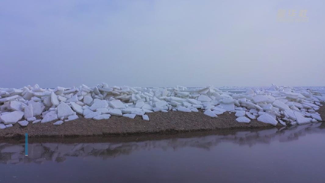 青海湖出现解冻迹象